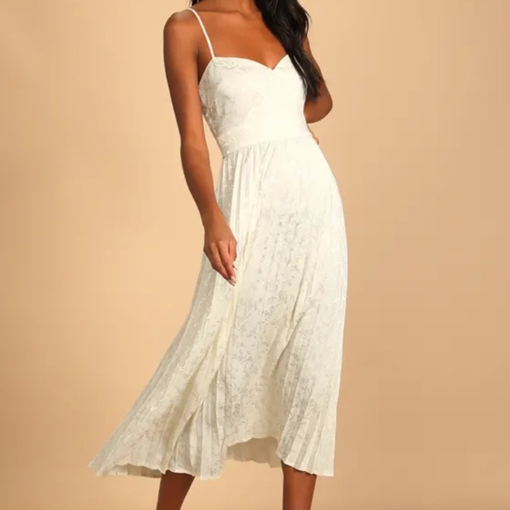 Brand new!! Lulus Regal Romance Ivory Floral Jacquard Pleated Satin Midi Dress.